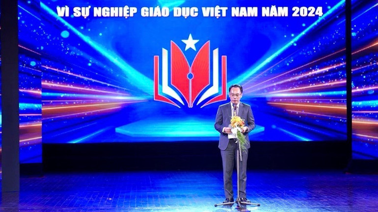 Thứ trưởng Giáo dục và Đào tạo Hoàng Minh Sơn phát biểu tại lễ trao giải.