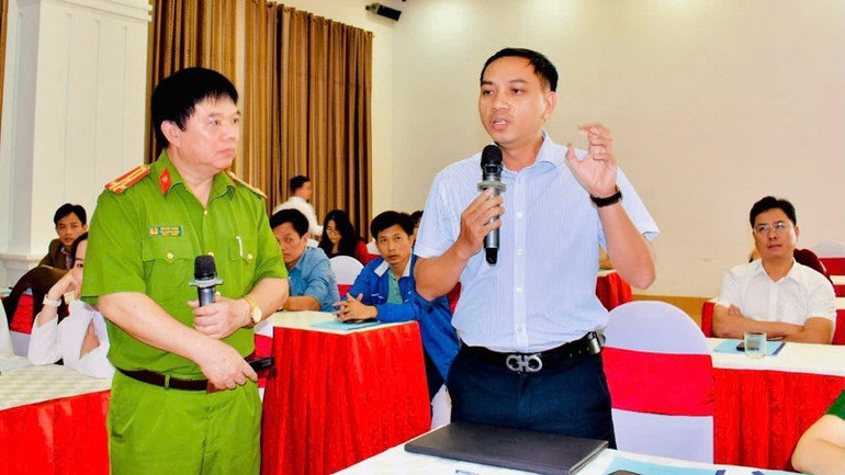 Các đại biểu chia sẻ tại hội nghị.