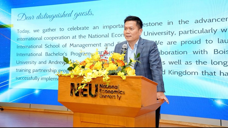 Phó Hiệu trưởng Đại học Kinh tế Quốc dân, Phó Giáo sư, Tiến sĩ Nguyễn Thành Hiếu phát biểu tại buổi lễ.