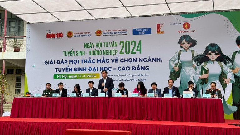 Ban tư vấn giải đáp mọi thắc mắc của học sinh và phụ huynh về tuyển sinh đại học, cao đẳng.