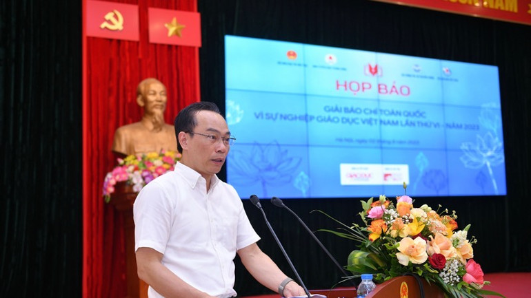 Thứ trưởng Giáo dục và Đào tạo Hoàng Minh Sơn phát biểu tại họp báo.