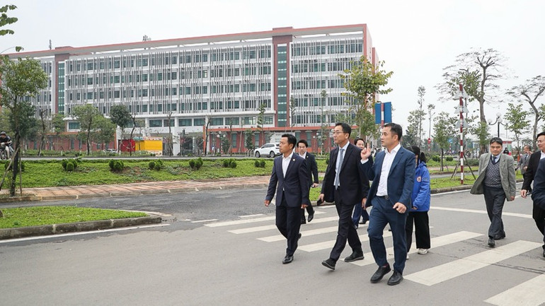 Các đại biểu tham quan khuôn viên Khu đô thị Đại học Quốc gia Hà Nội tại Hoà Lạc.