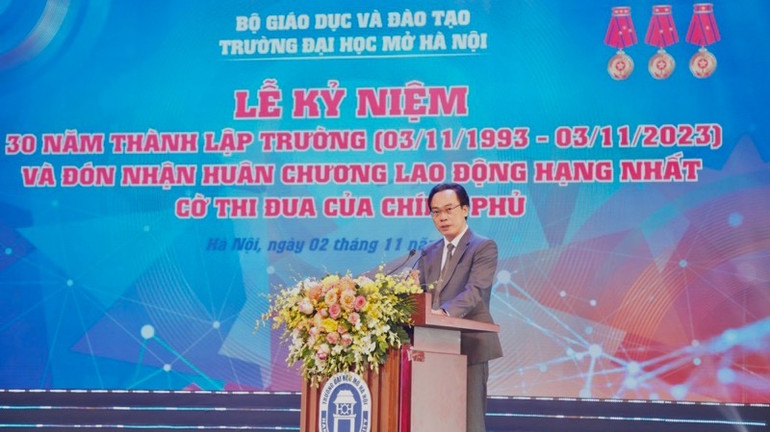 Thứ trưởng Giáo dục và Đào tạo Hoàng Minh Sơn phát biểu tại buổi lễ.
