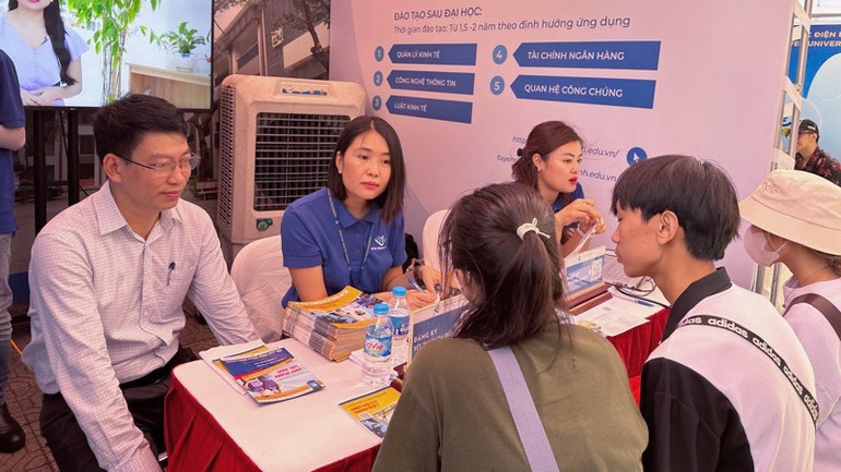 Học sinh được tư vấn chuyên sâu các ngành học tại gian tư vấn của Trường đại học Hòa Bình.