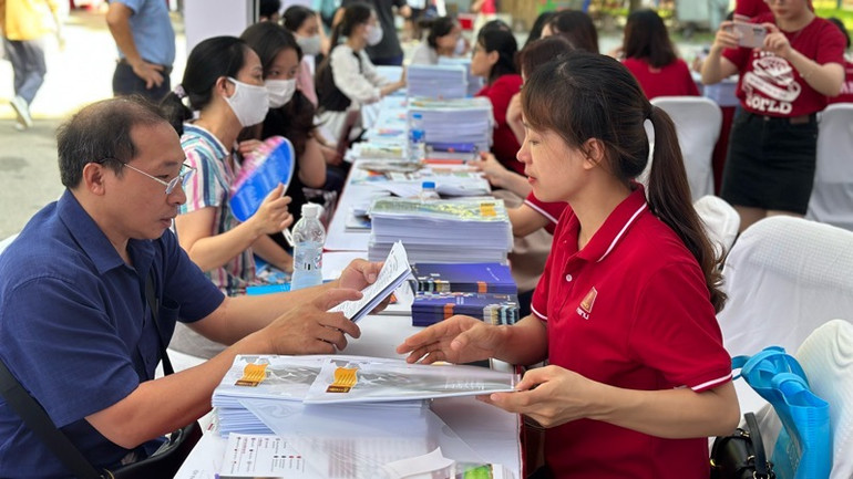 Phụ huynh tìm hiểu thông tin tại gian tư vấn Trường đại học Hà Nội