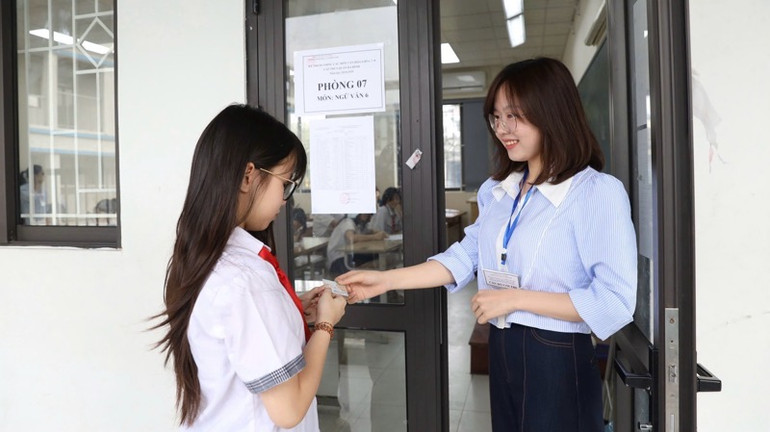 Thí sinh làm thủ tục trước khi vào phòng thi. Thí sinh làm thủ tục trước khi vào phòng thi.