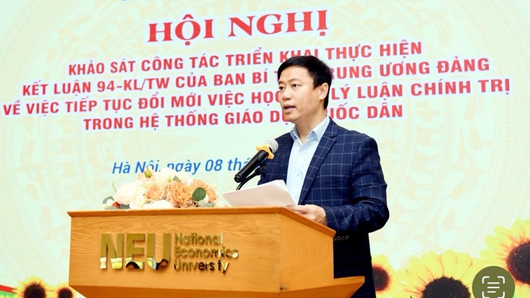 Phó Giáo sư, Tiến sĩ Bùi Đức Thọ, Chủ tịch Hội đồng Đại học Kinh tế quốc dân báo cáo tại hội nghị.