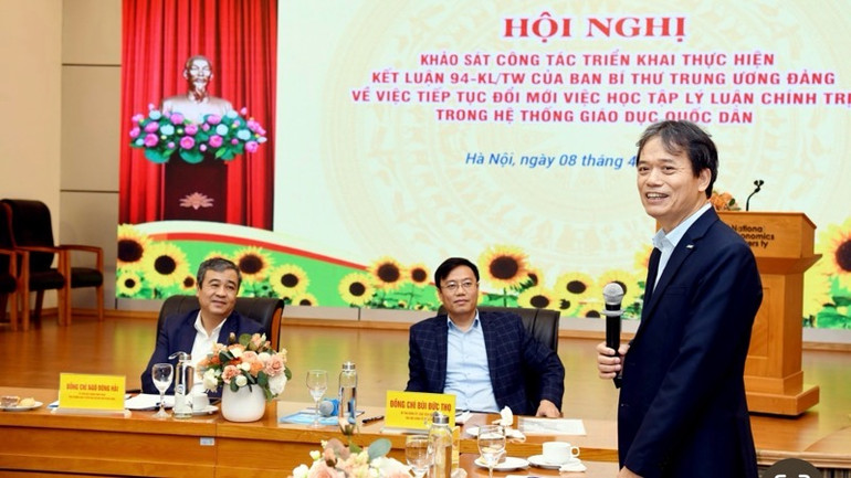 Giáo sư, Tiến sĩ Phạm Hồng Chương, Giám đốc Đại học Kinh tế quốc dân đề xuất với đoàn khảo sát.