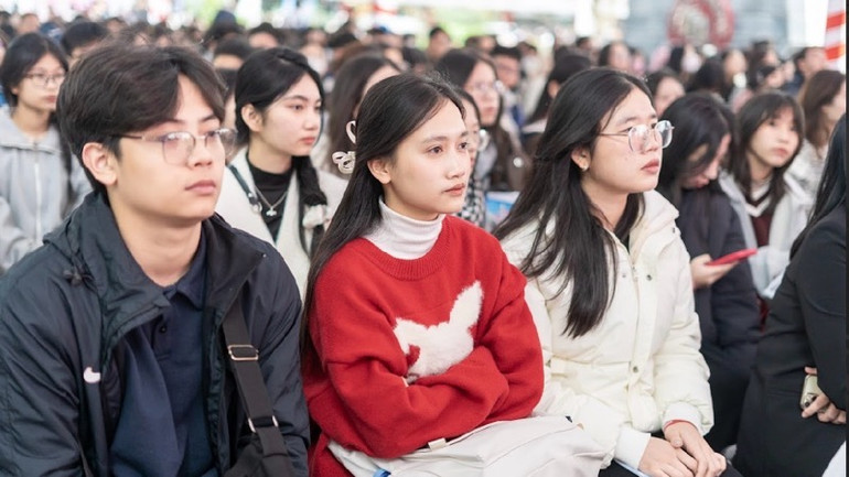 Học sinh đến tìm hiểu về các chương trình đào tạo, môi trường học tập tại nhà trường.