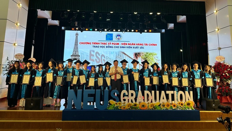 Trao học bổng cao học cho các sinh viên xuất sắc.