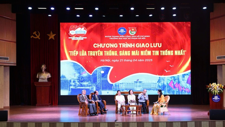 Các thầy giáo, cô giáo là cựu cán bộ, sinh viên trực tiếp tham gia kháng chiến chống Mỹ cứu nước chia sẻ tại chương trình. (Ảnh: THANH TÙNG) Các thầy giáo, cô giáo là cựu cán bộ, sinh viên trực tiếp tham gia kháng chiến chống Mỹ cứu nước chia sẻ tại chương trình. (Ảnh: THANH TÙNG)