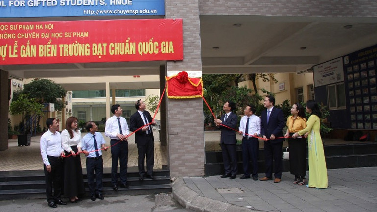 Bộ trưởng Khoa học và Công nghệ Nguyễn Mạnh Hùng cùng các đại biểu thực hiện nghi thức gắn biển trường đạt chuẩn Quốc gia mức độ 2.