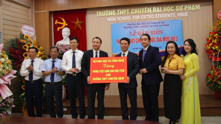 Bộ Khoa học và Công nghệ tặng phòng giáo dục STEM cho Trường trung học phổ thông chuyên đại học Sư phạm Hà Nội.