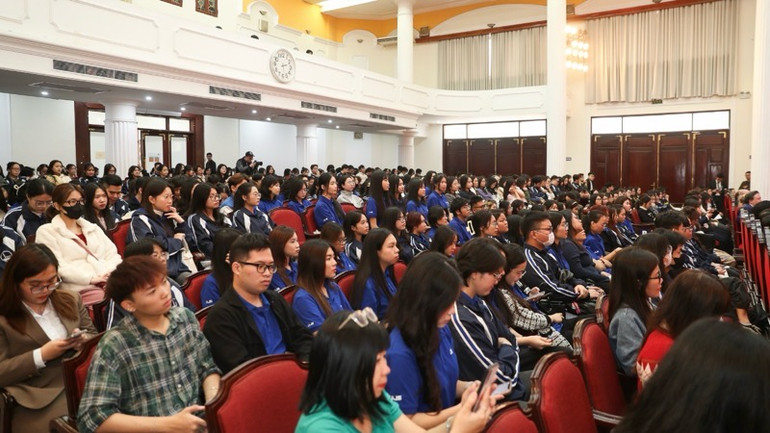 Hơn 400 sinh viên của Đại học Quốc gia Hà Nội tham dự buổi giao lưu.