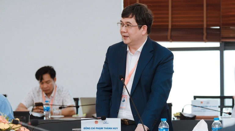 Bí thư Đảng uỷ, Hiệu trưởng Trường đại học Phenikaa, Giáo sư, Tiến sĩ Phạm Thành Huy trình bày báo cáo.