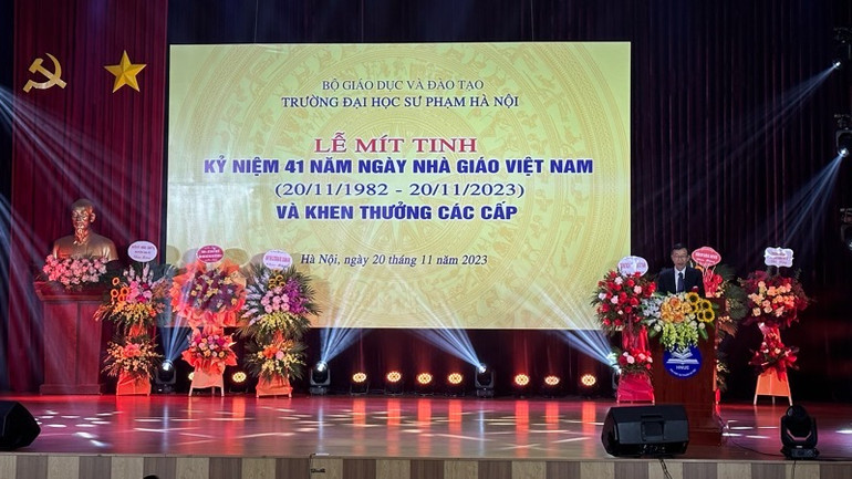 Hiệu trưởng Trường đại học Sư phạm Hà Nội Giáo sư, Tiến sĩ Nguyễn Văn Minh phát biểu tại buổi lễ.