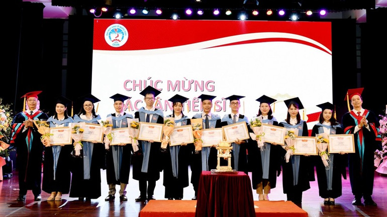 Lãnh đạo Trường đại học Kinh tế Quốc dân khen thưởng các tân tiến sĩ đạt kết quả xuất sắc trong học tập và nghiên cứu khoa học.
