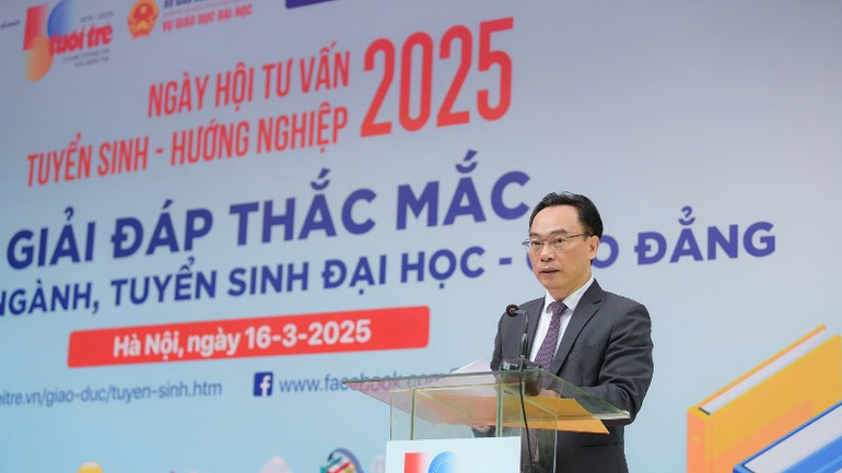 Thứ trưởng Giáo dục và Đào tạo Hoàng Minh Sơn phát biểu tại ngày hội.