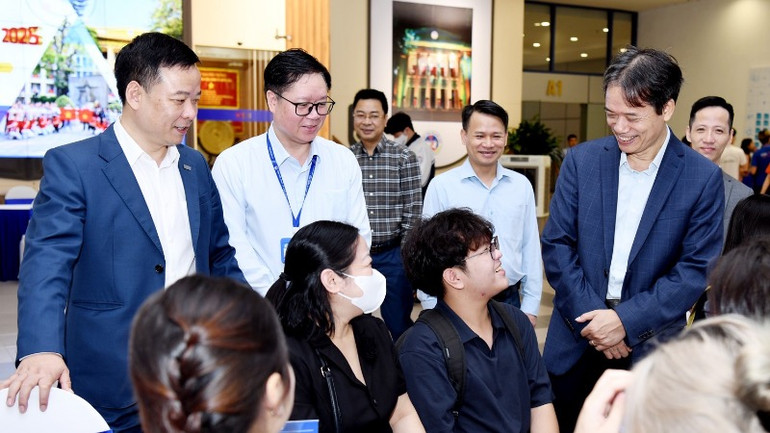 Lãnh đạo Đại học Kinh tế Quốc dân thăm các khu vực tư vấn trực tiếp cho thí sinh tại Ngày hội tư vấn tuyển sinh, hướng nghiệp NEU Open Day 2025.