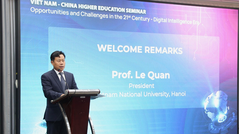 Giám đốc Đại học Quốc gia Hà Nội Lê Quân phát biểu tại hội thảo.