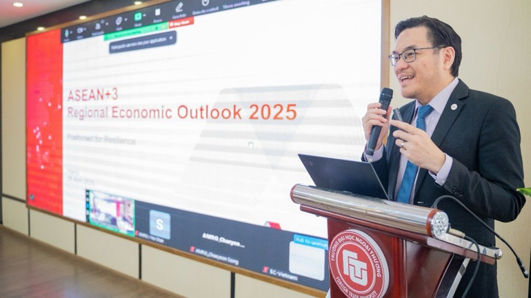Trưởng nhóm Chuyên gia kinh tế chính AMRO, ông Allen Ng trình bày báo cáo Triển vọng kinh tế khu vực ASEAN+3.
