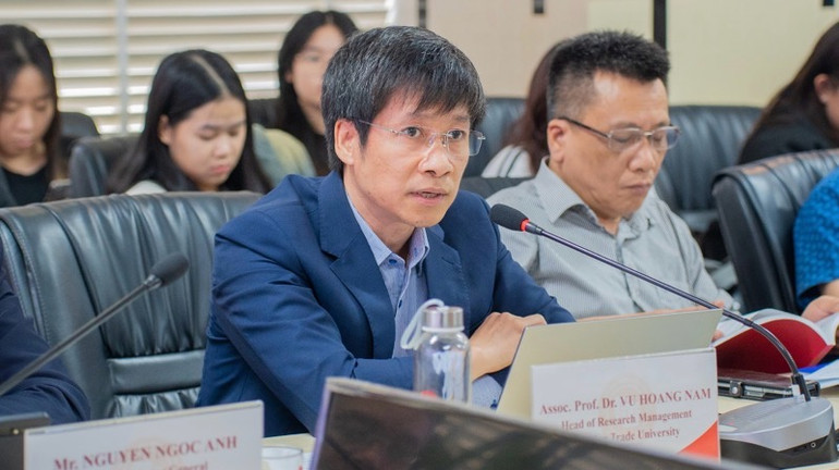 Trưởng Phòng Quản lý khoa học (Trường đại học Ngoại thương), Phó Giáo sư, Tiến sĩ Vũ Hoàng Nam chia sẻ tại hội thảo.