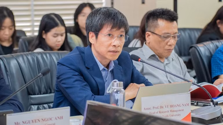 Trưởng Phòng Quản lý khoa học (Trường đại học Ngoại thương), Phó Giáo sư, Tiến sĩ Vũ Hoàng Nam chia sẻ tại hội thảo. Trưởng Phòng Quản lý khoa học (Trường đại học Ngoại thương), Phó Giáo sư, Tiến sĩ Vũ Hoàng Nam chia sẻ tại hội thảo.