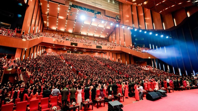 Quang cảnh buổi lễ trao bằng tốt nghiệp.