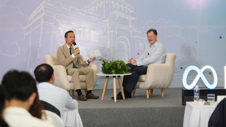 Ngài Nick Clegg, Chủ tịch phụ trách Đối ngoại toàn cầu Tập đoàn Meta (bên phải) chia sẻ cởi mở với lãnh đạo, giảng viên, sinh viên của Đại học Quốc gia Hà Nội.