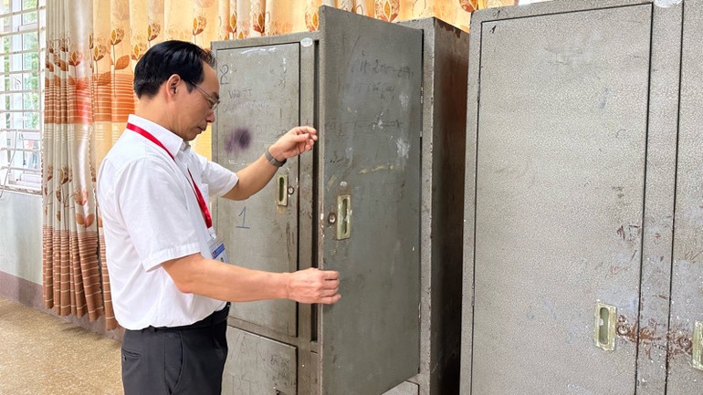 Thứ trưởng Giáo dục và Đào tạo Hoàng Minh Sơn kiểm tra tủ đựng bài thi tại điểm thi Trường trung học phổ thông Lương Ngọc Quyến (thành phố Thái Nguyên, tỉnh Thái Nguyên). Thứ trưởng Giáo dục và Đào tạo Hoàng Minh Sơn kiểm tra tủ đựng bài thi tại điểm thi Trường trung học phổ thông Lương Ngọc Quyến (thành phố Thái Nguyên, tỉnh Thái Nguyên).