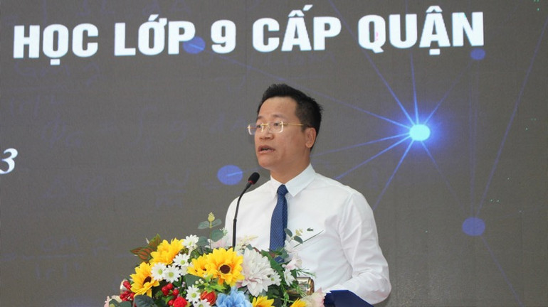 Trưởng Phòng Giáo dục và Đào tạo quận Ba Đình Lê Đức Thuận phát biểu tại lễ trao giải.