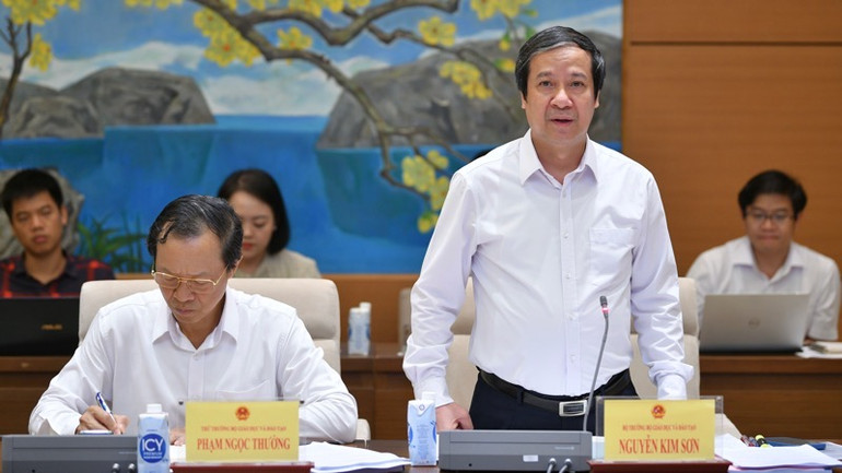 Bộ trưởng Giáo dục và Đào tạo Nguyễn Kim Sơn báo cáo tại buổi làm việc