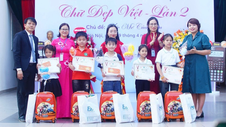 Ban tổ chức trao thưởng cho 5 học sinh đoạt giải Nhất. (Ảnh: DUY PHẠM)