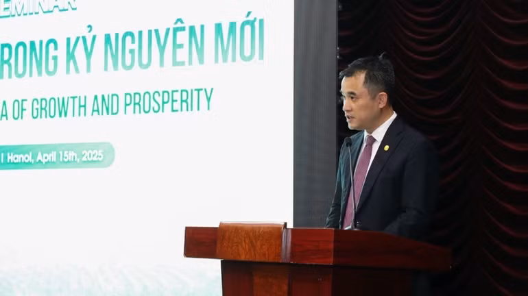 Phó Giám đốc Đại học Quốc gia Hà Nội Phạm Bảo Sơn phát biểu tại tọa đàm.