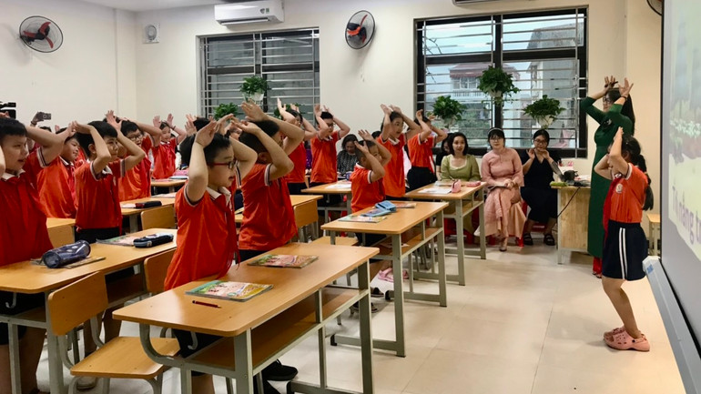 Học sinh Trường tiểu học Hoàng Diệu bắt đầu môn học bằng bài hát cùng với động tác vui nhộn.