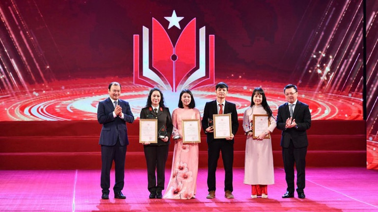 Đồng chí Lê Quốc Minh, Ủy viên Trung ương Đảng, Tổng Biên tập Báo Nhân Dân, Phó Trưởng ban Tuyên giáo Trung ương, Chủ tịch Hội Nhà báo Việt Nam và Phó Trưởng Ban Tuyên giáo Trung ương Lê Hải Bình trao giải cho các tác giả đạt giải Nhất.