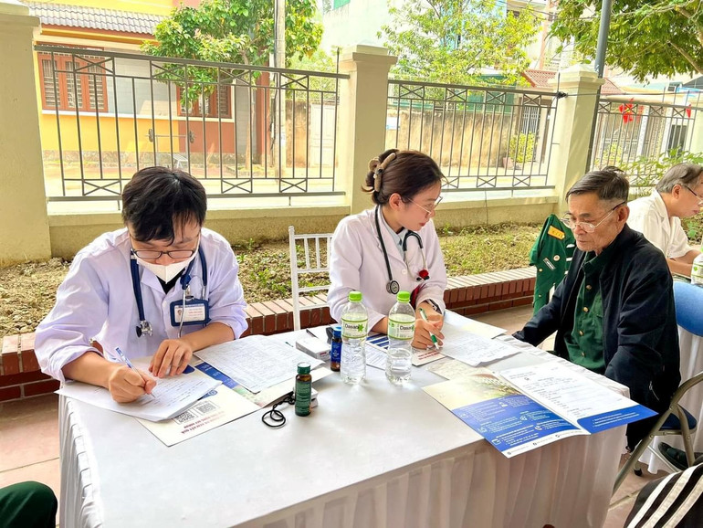 Các bác sĩ trẻ trường Đại học Y Hà Nội thăm khám cho các cựu chiến binh tại chương trình.
