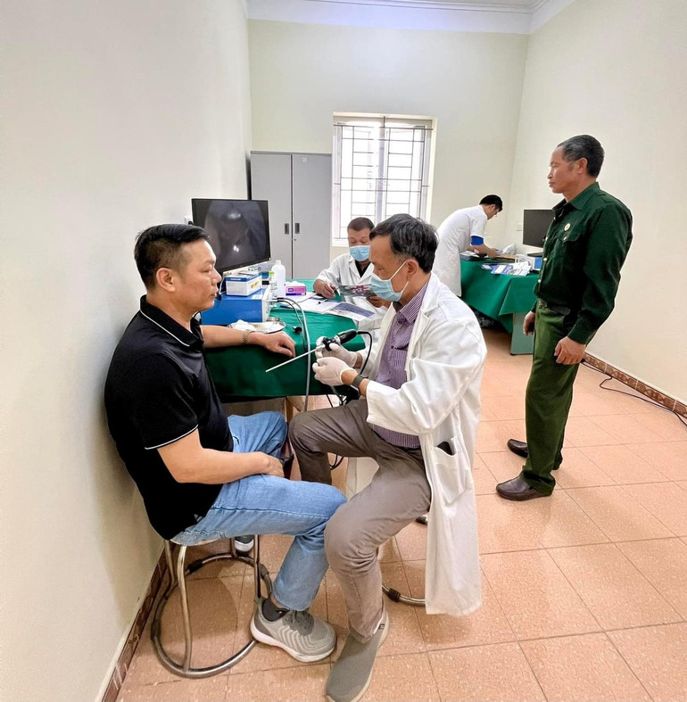 Bác sĩ trong đoàn thiện nguyện khám nội soi tai mũi họng cho bệnh nhân.