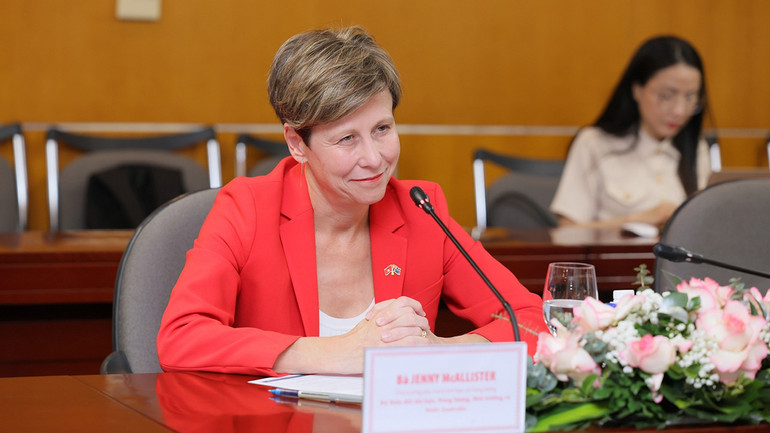 Thượng nghị sĩ Hon Jenny McAllister, Thứ trưởng về Biến đổi Khí hậu và năng lượng Australia phát biểu tại Lễ ký kết. (Ảnh: Đại sứ quán Australia)