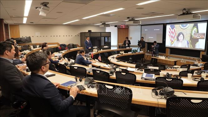 Phó Thủ tướng Chính phủ Lê Minh Khái trao đổi trực tuyến với Đại diện Thương mại Hoa Kỳ Katherine Tai. (Ảnh: Thanh Tuấn/TTXVN)