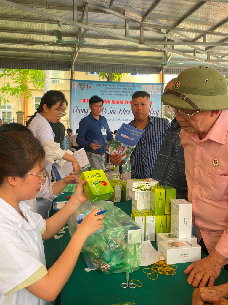 Tặng quà và phát thuốc miễn phí cho các cựu chiến binh đến khám bệnh.