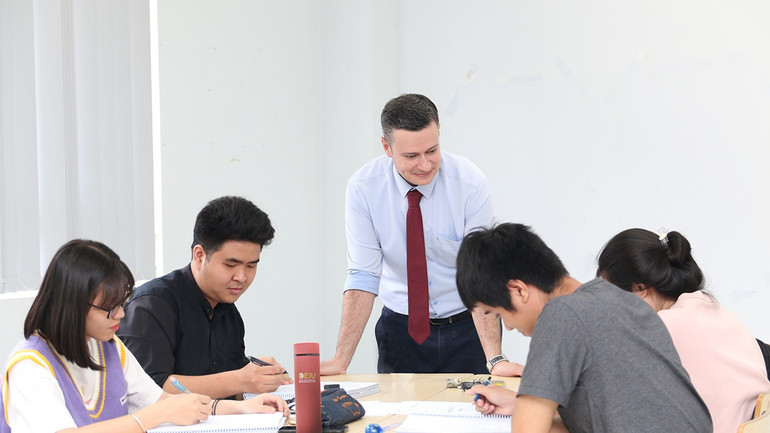 Giáo viên ngoại ngữ hướng dẫn cho sinh viên EIU.