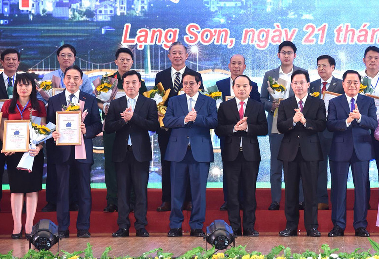 Thủ tướng Phạm Minh Chính chụp ảnh lưu niệm với các nhà tài trợ chương trình Xóa nhà tạm, dột nát trên địa bàn tỉnh Lạng Sơn.