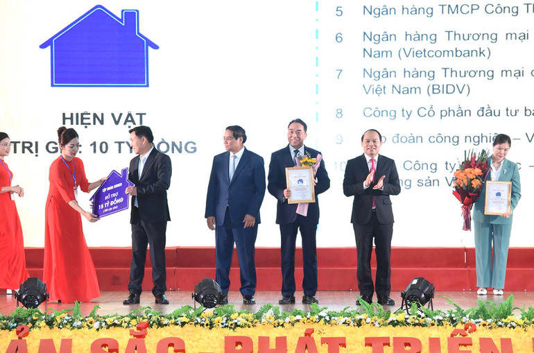 Tập đoàn SOVICO đã trao tặng Lạng Sơn kinh phí xóa 300 căn nhà tạm, nhà dột nát, với tổng trị giá 15 tỷ đồng.