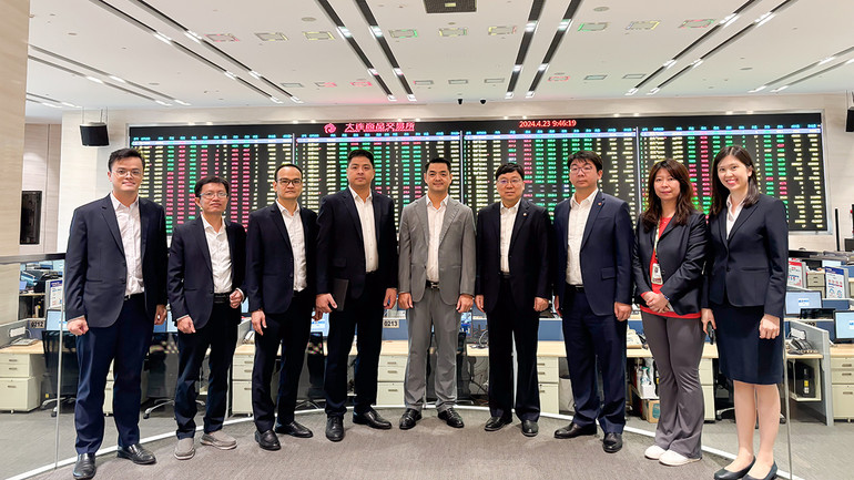 Đoàn công tác của MXV đến thăm Trung tâm dữ liệu của DCE.