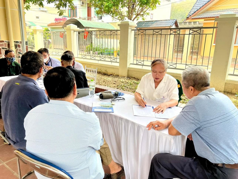 PGS.TS. Nguyễn Công Hoan, Phó Chủ tịch Hội Cựu chiến binh trường Đại học Y Hà Nội, cựu chiến binh mặt trận Vị Xuyên, nguyên trưởng khoa khám bệnh Bệnh viện Đại học Y Hà Nội thăm khám cho các cựu chiến binh trong chương trình.