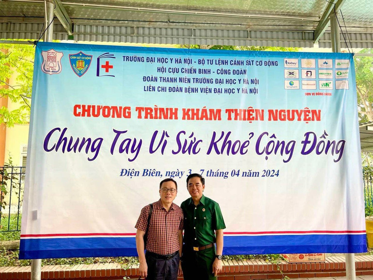 GS.TS Tạ Thành Văn, Bí thư Đảng ủy, Chủ tịch Hội đồng Trường Đại học Y Hà Nội và PGS.TS Nguyễn Minh Sơn, nguyên Chủ tịch Hội Cựu chiến binh Trường Đại học Y Hà Nội, cựu chiến binh mặt trận Miền Đông Nam Bộ chụp ảnh lưu niệm trong hành trình thiện nguyện tại Điện Biên.