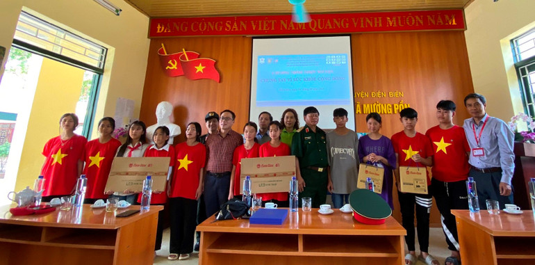 Đoàn công tác thăm và tặng quà tại Trường THCS Mường Pồn, xã Mường Pồn, huyện Điện Biên.