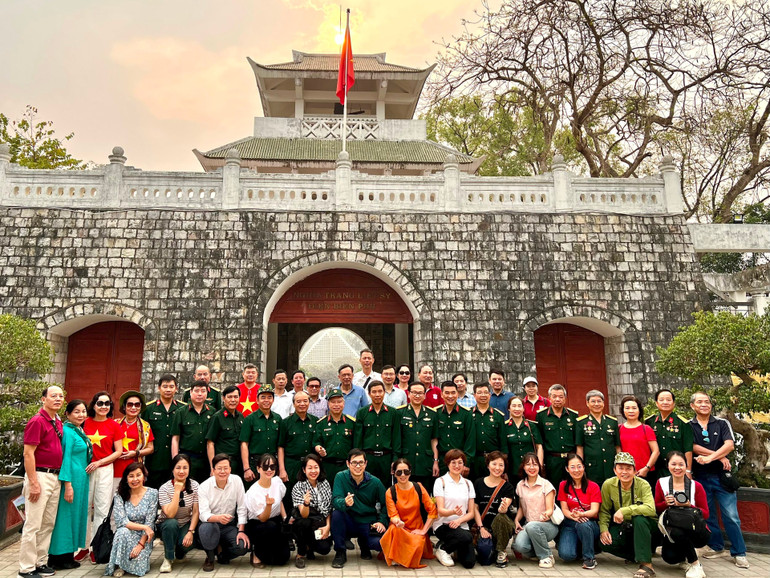 Các thành viên trong đoàn chụp ảnh lưu niệm tại Nghĩa trang Liệt sĩ Điện Biên Phủ.