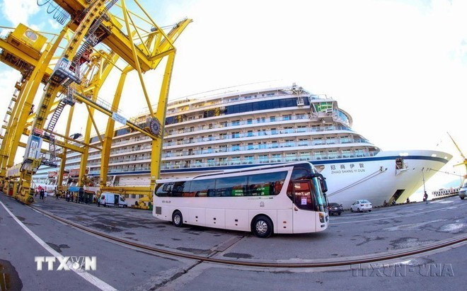 Tàu biển Zhao Shang Yi Dun, quốc tịch Trung Quốc đưa hơn 700 khách du lịch cập cảng Tiên Sa đến tham quan thành phố Đà Nẵng (12/2023).